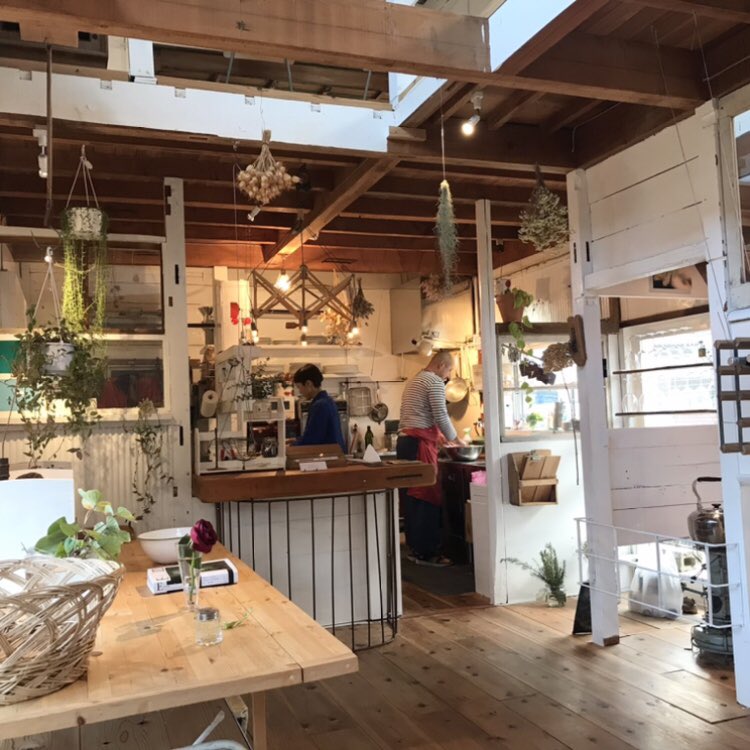 sachio340's tweet photo. 大崎下島の小さなレストラン
スモールフォレスト
呉市豊町大長4710-27
※御手洗休憩所から歩いて3分。
https://t.co/YfzgdnlDl9
ランチとディナーの間に許可をいただきスケッチ。
時間かかり過ぎ、描き込み過ぎたのでモノクロで着地。
#大崎下島
#大長
#smallforest
#レストラン
#スケッチ https://t.co/eqNUDtHpns