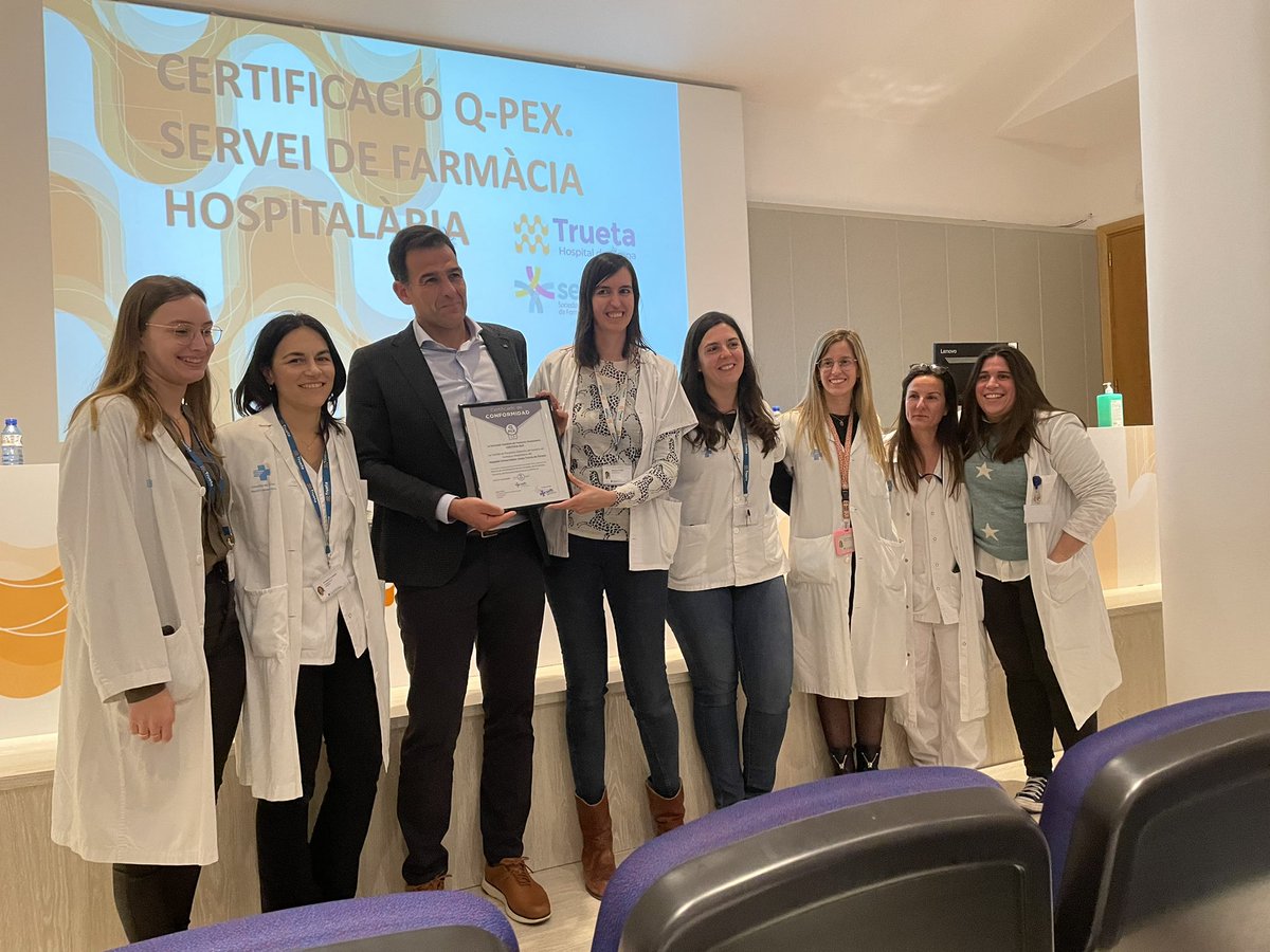 FarmahTruetaIas's tweet photo. Nuestro servicio recibe la certificación de la norma #QPEX de calidad en atención farmacéutica de pacientes externos! Este reconocimiento es fruto del trabajo constante, de calidad y multidisciplinar de la unidad de pacientes externos. Es un orgullo para todo el equipo! @sefh_ https://t.co/ECbMXHO1wq