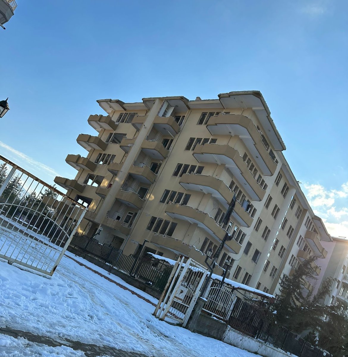 ozen_hanim's tweet photo. Malatya'da beş yıl yaşadığım tüm mutluluğumu acımı paylaştığım evimin depremden sonraki hali https://t.co/XBxxIfxIlL