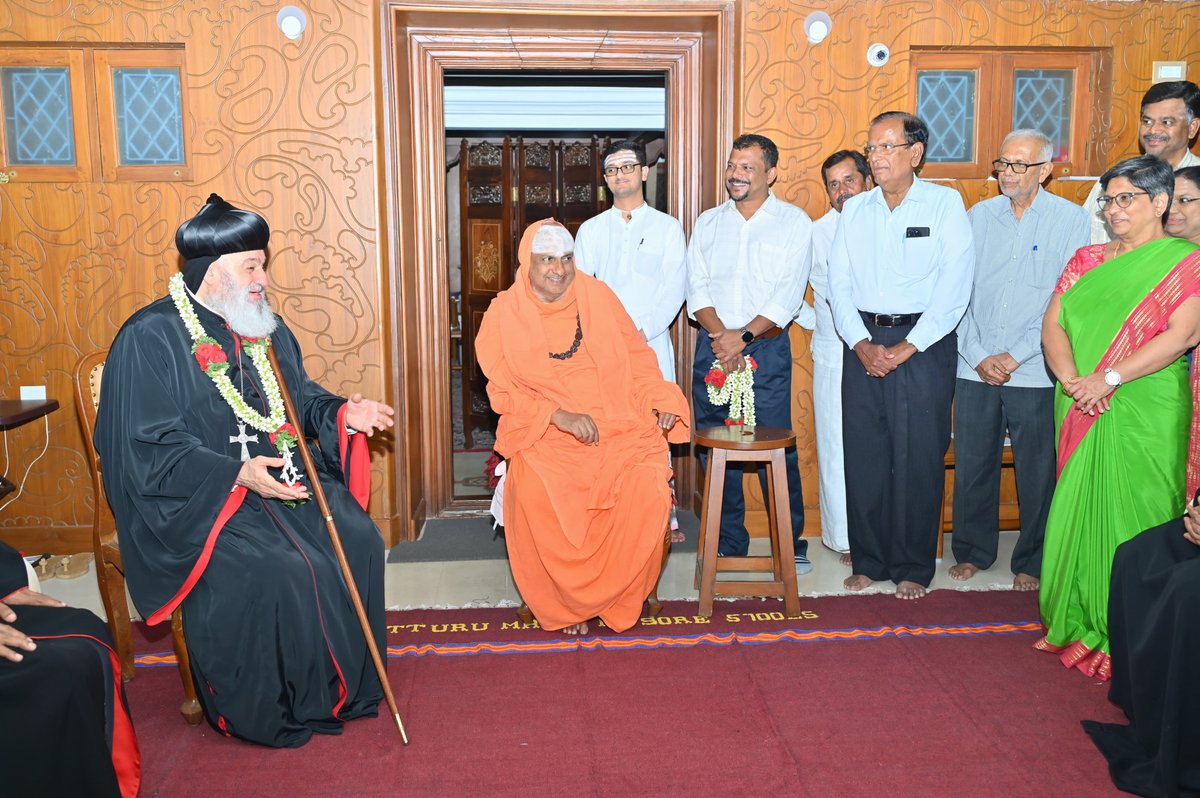 mahavidyapeetha's tweet photo. HH Mor Ignatius Aphrem II, Patriarch of Antioch &amp; the East Supreme Head of the Universal Syriac Orthodox Church visited Sri Suttur Math, Mysuru on 29th Jan 2024.
.
..
.
..
.
#sutturmath #srimath #jss #jssinstitutions #syriacorthodox #mysore https://t.co/ZJC9o5M9JH