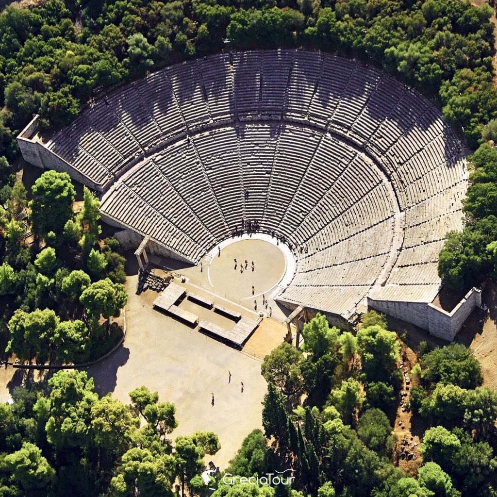 AliciaMimundo's tweet photo. #Curiosidades 

1. El teatro de Epidauro fue construido a mediados del siglo IV a.C. por el arquitecto Policleto el Joven. Corresponde dentro de la Arquitectura Griega, al periodo del Primer Helenismo. Se encuentra en el Santuario de Asclepio en Epidauro, #Grecia 

El teatro era un espacio concebido para la representación, así se debían cuidar, tanto la acústica, como la visibilidad combinándolo con el mayor aforo posible. 
Policleto partió de la ladera de una montaña, para construir el graderío o koilon, dándole forma semicircular de más de 180º.
⤵️