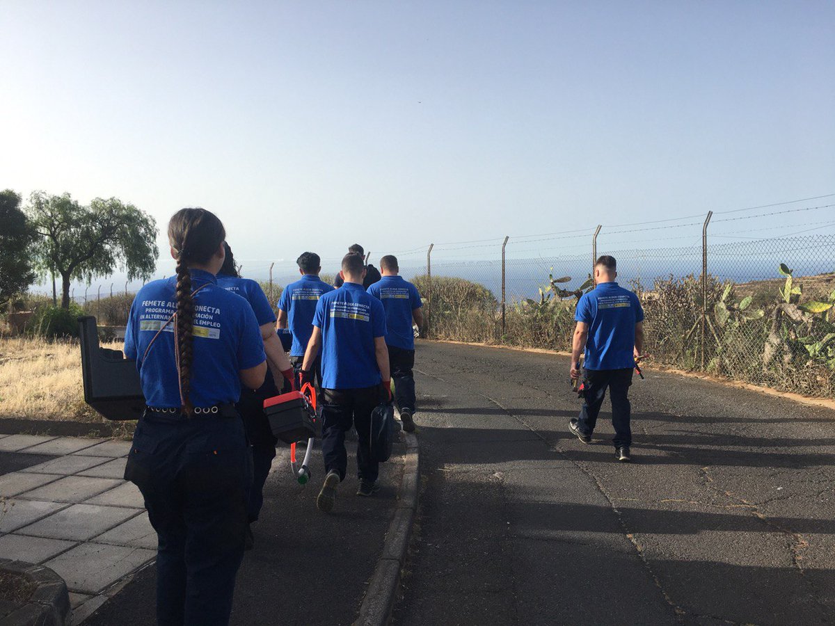 Femete's tweet photo. 🆕 Personas desempleadas se cualifican en telecomunicaciones y presentan su labor en una jornada en instalaciones de @AldeasEspana de Tenerife https://t.co/foKgtNT3l0 PFAE Femete Aldea Conecta, financiado con cargo a fondos de empleo de los PGE y de Canarias para 2022👌 @SCEmpleo https://t.co/p5w5MMghgH