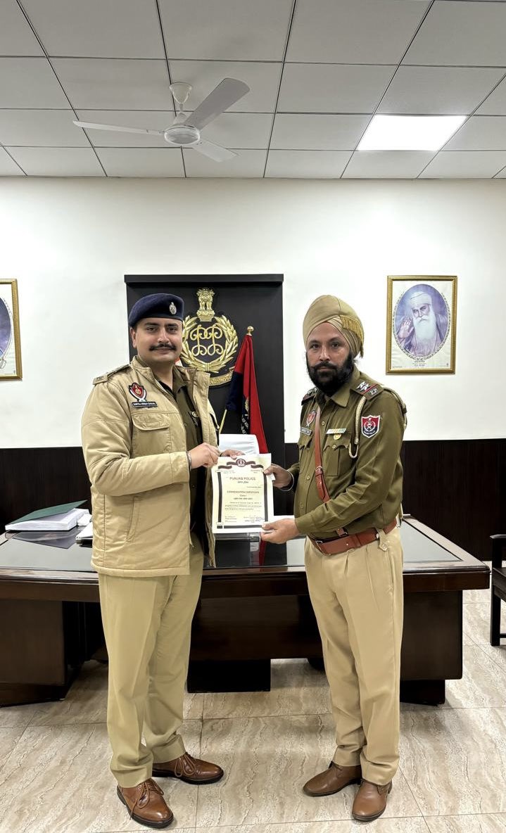 SangrurPolice's tweet photo. Today, SSP Sangrur honored the police personnel with DGP commendation certificate for unwavering commitment and exemplary service.
#GoodWork #Appericiation https://t.co/d2wuZwcOCO