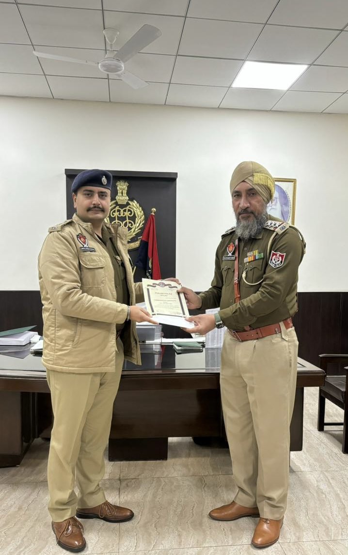 SangrurPolice's tweet photo. Today, SSP Sangrur honored the police personnel with DGP commendation certificate for unwavering commitment and exemplary service.
#GoodWork #Appericiation https://t.co/d2wuZwcOCO