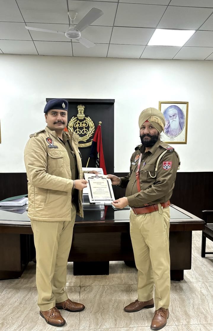 SangrurPolice's tweet photo. Today, SSP Sangrur honored the police personnel with DGP commendation certificate for unwavering commitment and exemplary service.
#GoodWork #Appericiation https://t.co/d2wuZwcOCO