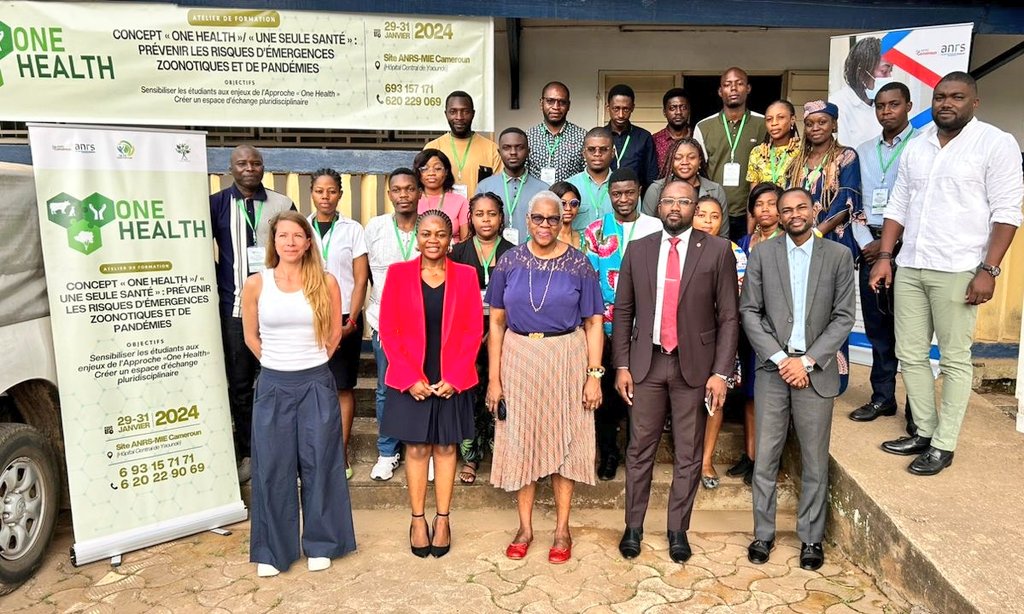 Formation sur le #OneHealth organisée par le Site ANRS-MIE Cameroun, du 29 au 31 janvier 2024 Des présentations y ont été effectuées ce jour par le Programme Zoonoses sur: -Historique du concept One Health en général et au Cameroun en particulier -Virus émergents et ré-émergents