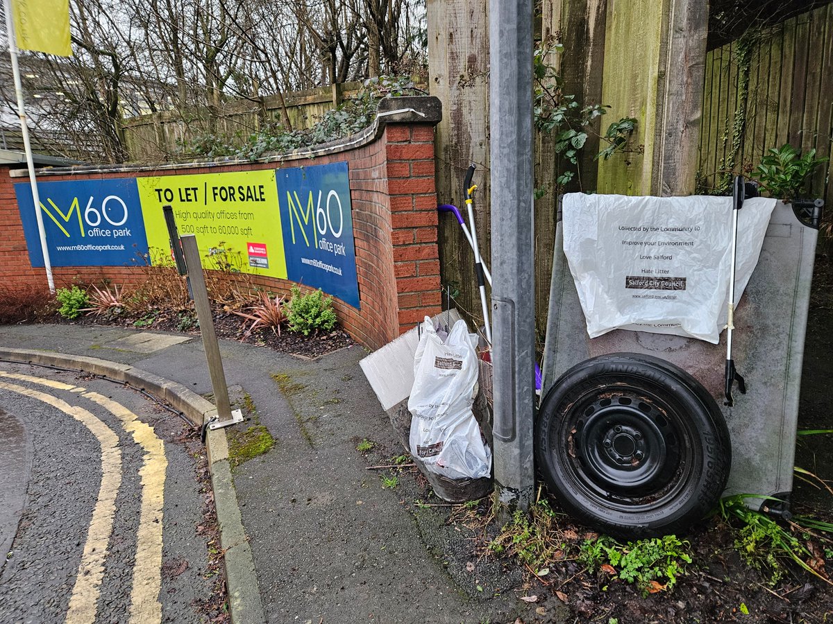 PLJackson2's tweet image. HI @SalfordCCHelp Can you arrange pickup of this Pick, it is on Wynne Ave Clifton at the gates of the M60 Office Park.                          @vanessahamnett @SalfordHeroes @KeepBritainTidy