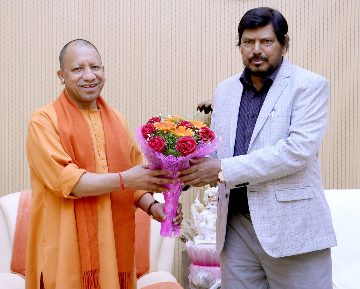 मुख्यमंत्री श्री <a href="/myogiadityanath/">Yogi Adityanath</a> जी महाराज ने आज लखनऊ में माननीय केंद्रीय मंत्री श्री <a href="/RamdasAthawale/">Ramdas Athawale</a> जी से शिष्टाचार भेंट की।