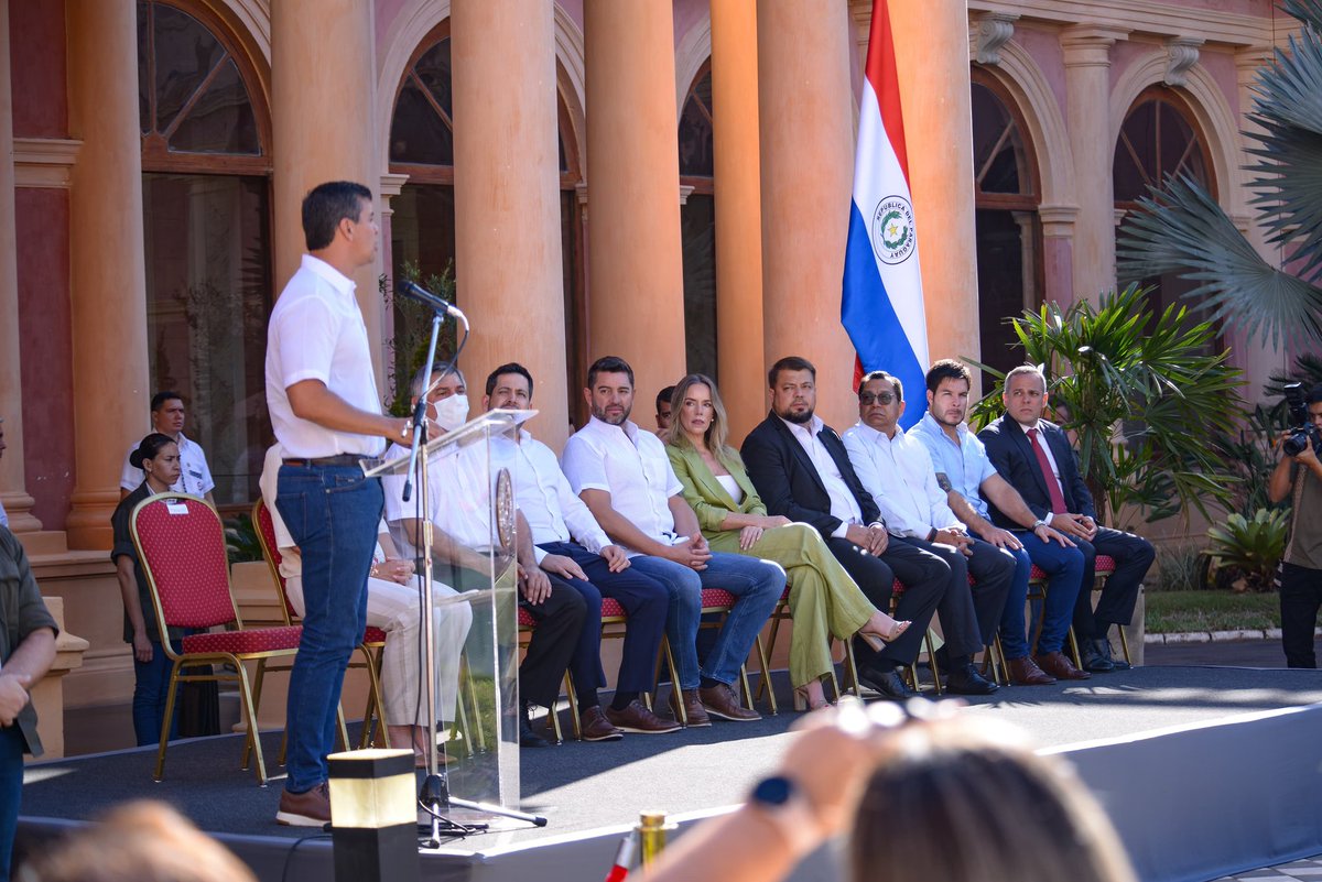 ViceParaguay's tweet photo. El vicepresidente @AllianaPedro acompañó al presidente @SantiPenap en la presentación del  proyecto
“Hambre Cero en
las Escuelas.Abordará el problema de la desnutrición infantil y el ausentismo escolar y será de vital importancia para 
el presente y el futuro del Paraguay. https://t.co/Yn2uYDAECu
