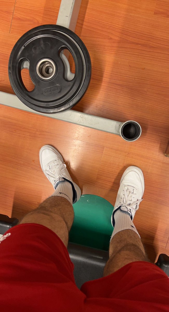 In ginocchio, portafoglio in mano, pronti ad omaggiare il padrone 🤑 chi sborsa per il pranzo? 

findom cashmaster