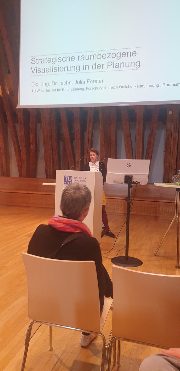 Julia präsentiert zum Thema "Strategische raumbezogene Visualisierungen in der Planung" im Zuge des #ÖVG Symposiums "Mixed Reality im Bauingenieurwesen" im Kuppelsaal der <a href="/tu_wien/">TU Wien</a>  #XR #VR #AR #decisionSupport #planning