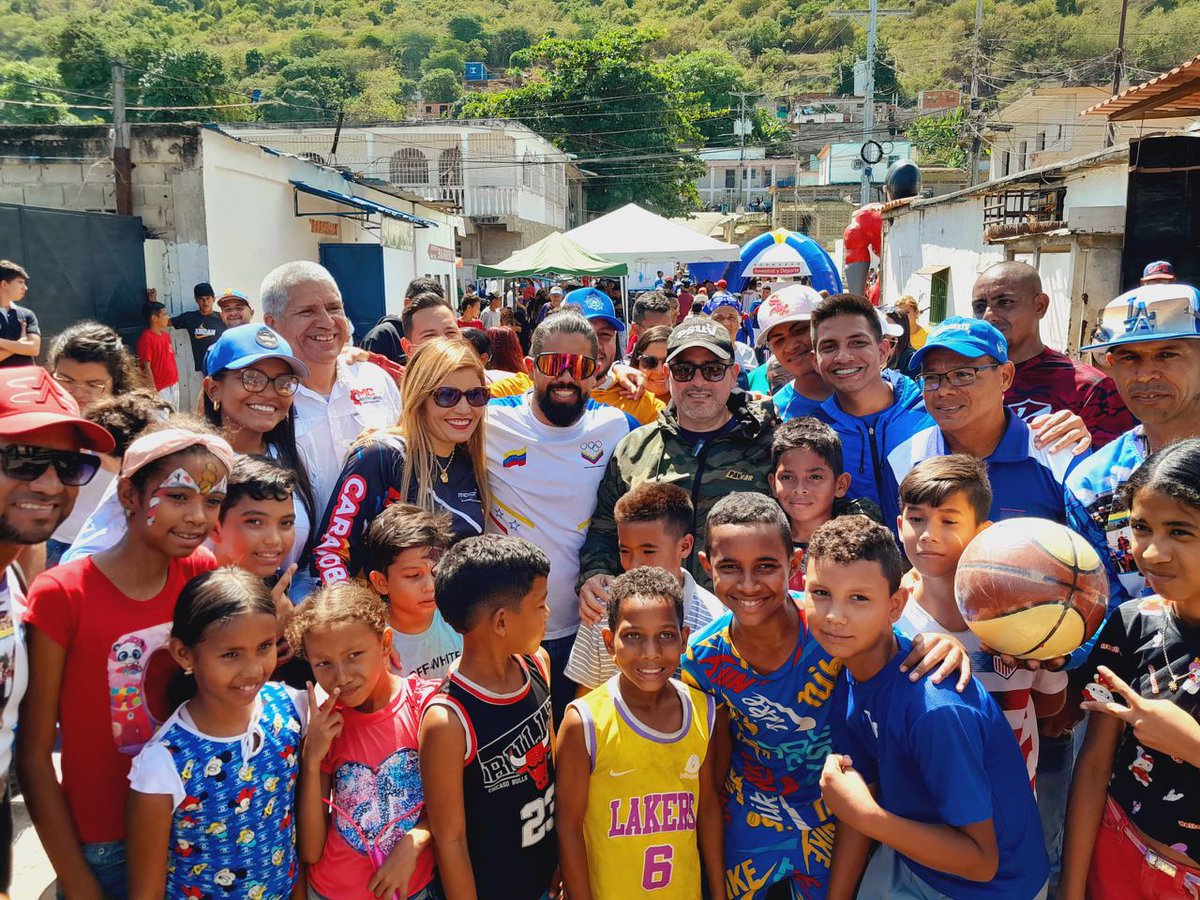 #EnFotos || Cumpliendo las instrucciones del Pdte @NicolasMaduro, desde el estado Carabobo, Municipio Puerto Cabello, Comunidad Barrio Unión, se desarrolló el Plan Amor en Acción en Atención a las Víctimas del Bloqueo Económico. #29Ene