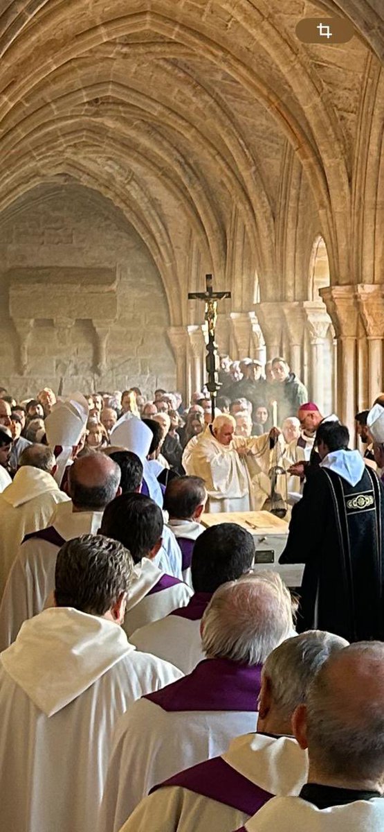 🙏🏻Aquest matí, després de la missa exequial, ha tingut lloc l’acte d’enterrament de l’Abat emèrit Josep Alegre i Vilas, a la nau de la col.lació del claustre sota els peus de la Mare de Déu. On el Pare Josep hi passava llargues estones submergit amb la pregrària i la meditació.