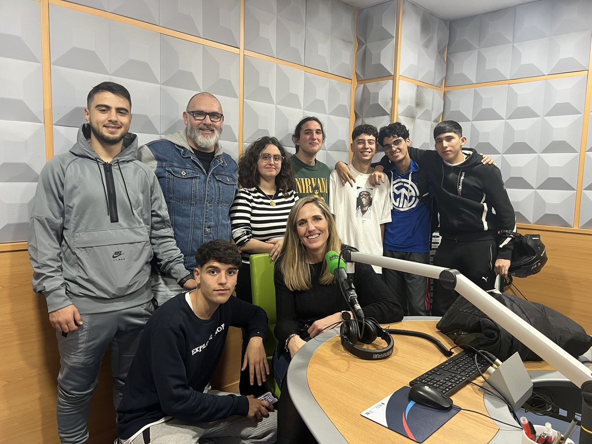 Onda Cero Melilla (@ondaceromelilla) on Twitter photo <a href="/policia/">Policía Nacional</a> Hoy en Más de uno #Melilla hemos recibido la visita de los alumnos del Grado Medio de vídeo, DJ y sonido del <a href="/CIFPMelillaRVE/">CIFP Reina Victoria Eugenia</a>, quienes han venido con su profesora Blanca Santos. <a href="/policia/">Policía Nacional</a> Hoy en Más de uno #Melilla hemos recibido la visita de los alumnos del Grado Medio de vídeo, DJ y sonido del <a href="/CIFPMelillaRVE/">CIFP Reina Victoria Eugenia</a>, quienes han venido con su profesora Blanca Santos.