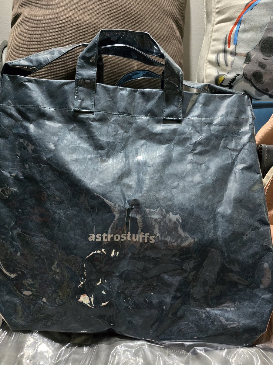 Rossawan's tweet image. เอามา 2 สี คือสวยยยยยยยย สีน้ำเงิน โลโก้เป็นสีเงินอะแก ทิสุดดดดด ชอบบบบ
 
#THESIMPLECOLLECTION
#makeitsimple
#astrostuffs 
#bbrightvc