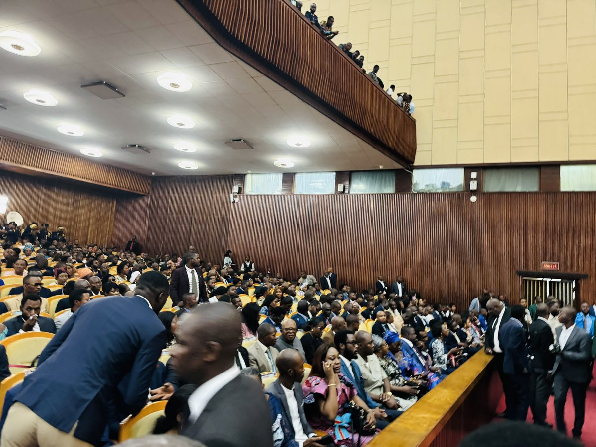 Ass.nat : l’élu du territoire de Mwenga , L’honorable Trésor Mutiki est déjà dans la salle de congrès du palais du peuple . <a href="/Presidence_RDC/">Présidence RDC 🇨🇩</a> @CMbosoNkodia <a href="/LukondeSama/">Sama Lukonde</a> <a href="/TheoKASI/">Theo KASI</a>