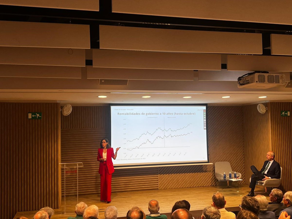 <a href="/joaquincasasus/">Joaquin Casasus</a> <a href="/martacampelloc/">Marta Campello</a> <a href="/angelolearico/">Ángel Olea</a> "El control de las emociones es muy importante a la hora de invertir. 2022 y 2023 han sido opuestos, lo que subió un año, en el otro, bajó", dice Campello.