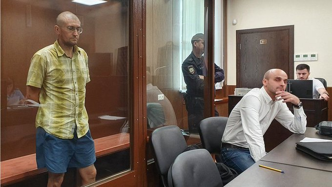 Участник протеста Коваленко из Чехова получил самый большой срок по "московскому делу". Как уже бывало с простыми политзеками он оказался предан: не было адвоката и даже теплую одежду в СИЗО некому было передать.
Все потому, что все стояли в очередях к "надеждиным" и донатили им