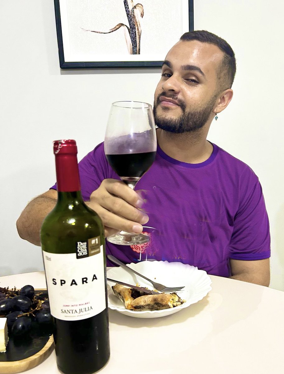 PedroPerroni1's tweet photo. Spara é a linha de vinhos da minha artista favorita. E o que eu posso dizer sobre? OS DOIS SÃO INCRÍVEIS. Para os amantes de vinhos, recomendo que experimentem, estão divinos! 🍷💜 https://t.co/phNsVy2OJm