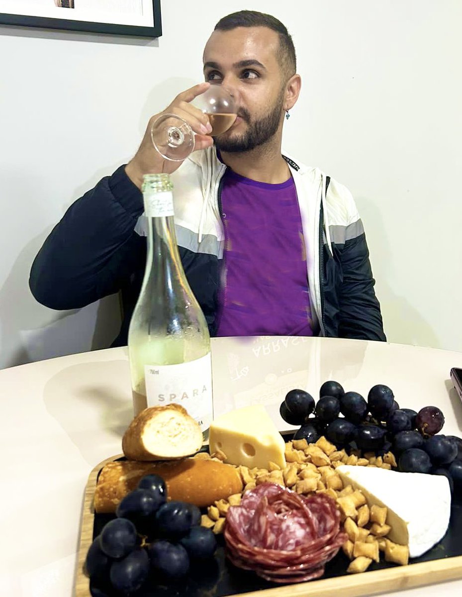 PedroPerroni1's tweet photo. Spara é a linha de vinhos da minha artista favorita. E o que eu posso dizer sobre? OS DOIS SÃO INCRÍVEIS. Para os amantes de vinhos, recomendo que experimentem, estão divinos! 🍷💜 https://t.co/phNsVy2OJm