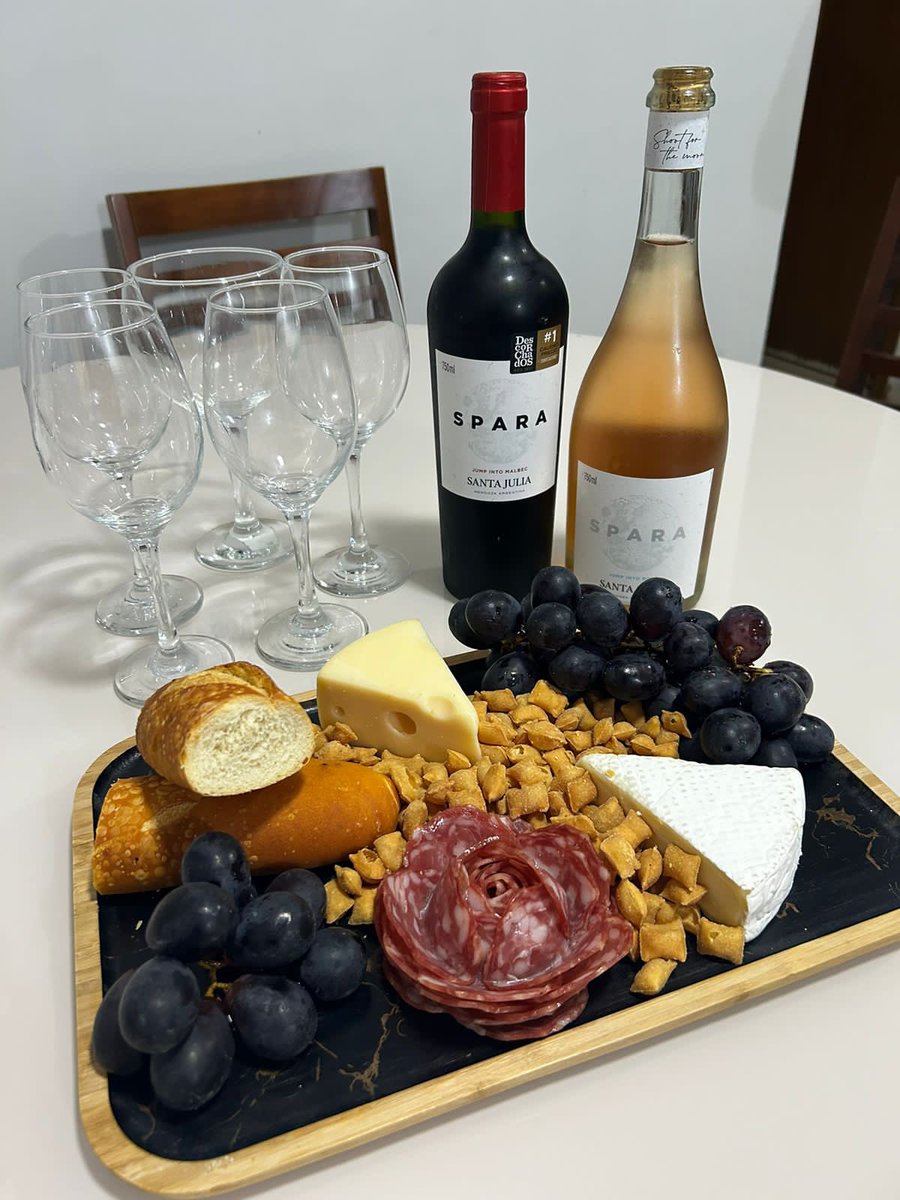 PedroPerroni1's tweet photo. Spara é a linha de vinhos da minha artista favorita. E o que eu posso dizer sobre? OS DOIS SÃO INCRÍVEIS. Para os amantes de vinhos, recomendo que experimentem, estão divinos! 🍷💜 https://t.co/phNsVy2OJm