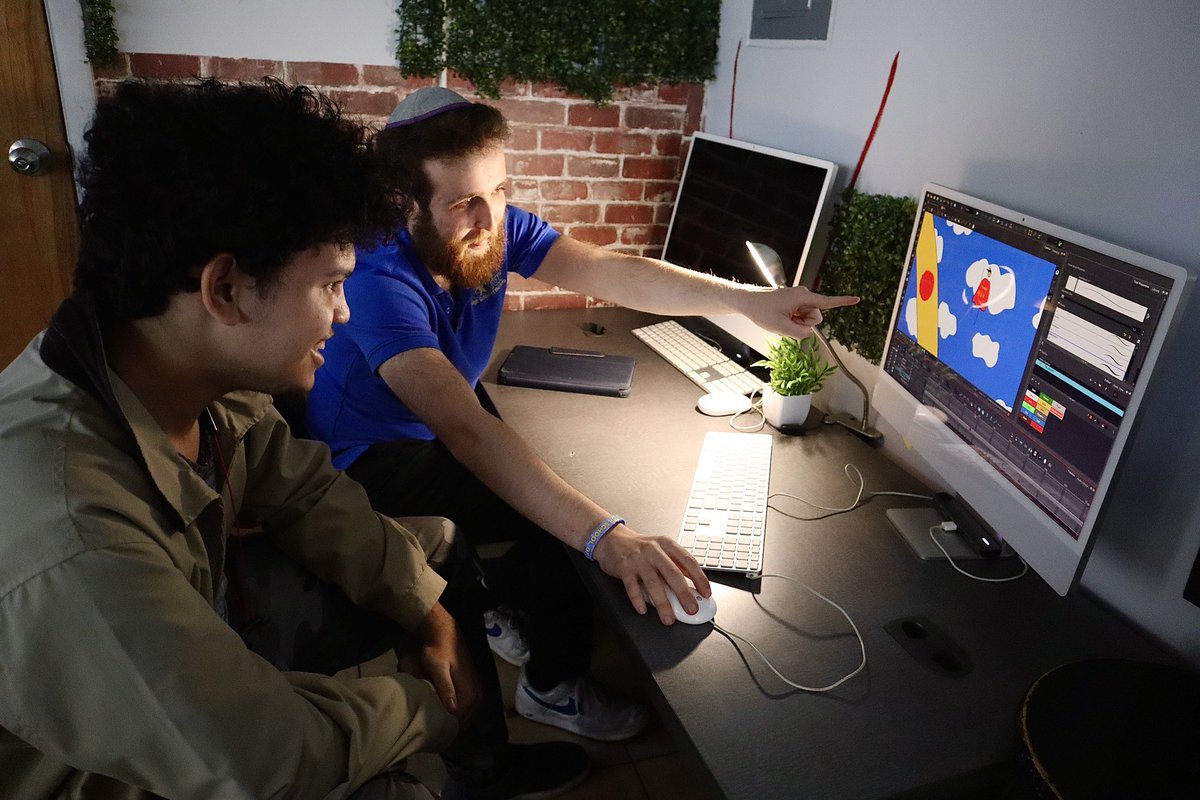 gstarschoolarts's tweet photo. Transform your passion into expertise at G-Star; where students receive real-world, hands-on experience with the guidance of industry professionals and accomplished alumni! 🎬🖥️⭐️
#GStar #GStarHigh #Animation #Film #Alumni #ArtSchool #HighSchool https://t.co/RyFKBK8WTV