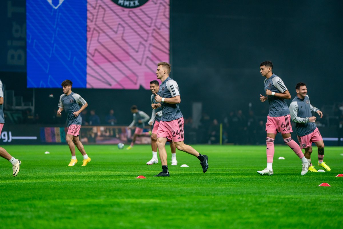 RiyadhSeason's tweet photo. استعدادات نجوم انتر ميامي ونجوم الهلال قبل انطلاق المباراة في #كاس_موسم_الرياض ⚽🔥

Al Hilal and Inter Miami players' warm-up exercises, gearing up for today’s match at #RiyadhSeasonCup ⚽🔥

#BigTime 
#RiyadhSeason 
#برنامج_جودة_الحياة https://t.co/zfF0eSN2z8