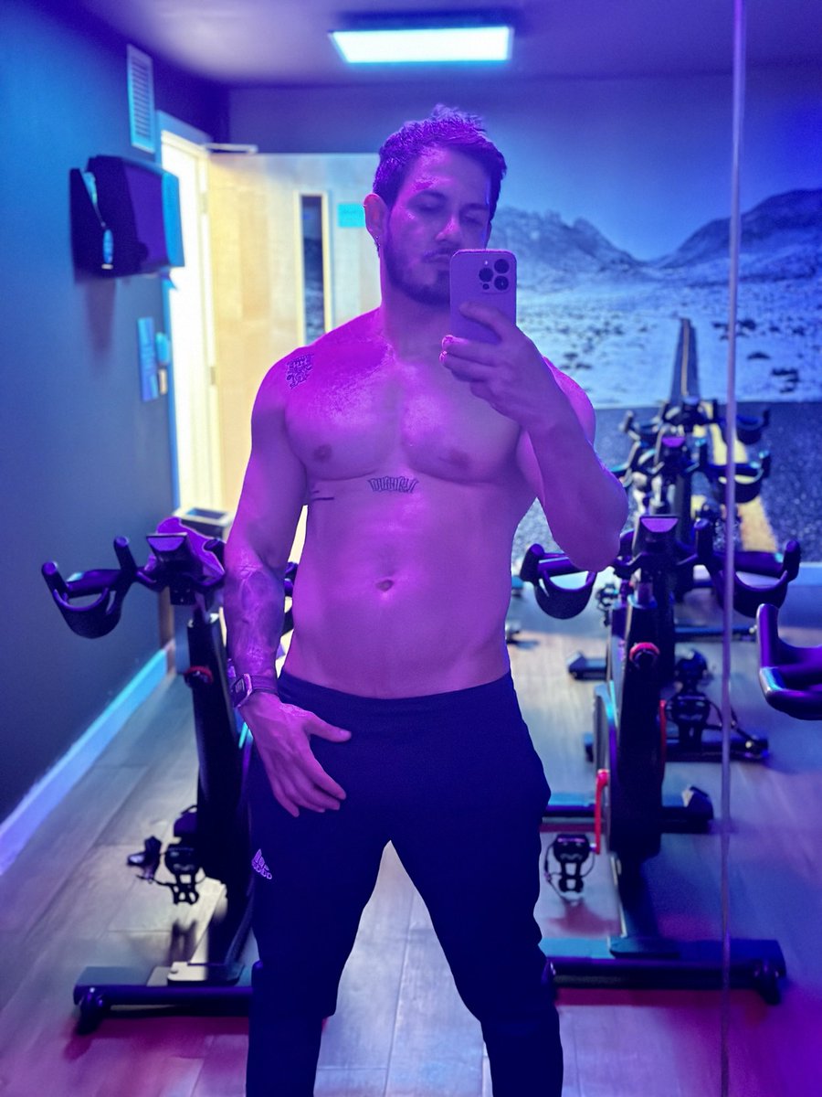 AlanTopchef's tweet photo. Sweating 🥵 and horny 🔥 https://t.co/N3R2YvUfqS