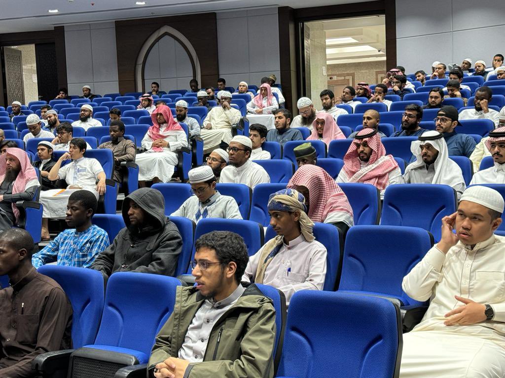 ShariaFaculty's tweet photo. أقامت الكلية صباح اليوم لقاء بعنوان "دور الطالب الجامعي في عمليات الجودة والاعتماد الأكاديمي"
تحدث فيه كل من: 
سعادة عميد الكلية 
د.محمد بن راضي السناني   
وسعادة وكيل الكلية للتطوير والجودة
أ.د.محمد بن سند الشاماني 
وقد حضره جمع لفيف من طلاب الكلية وقيادتها وأعضائها ومنسوبيها. https://t.co/IozKLQsykr