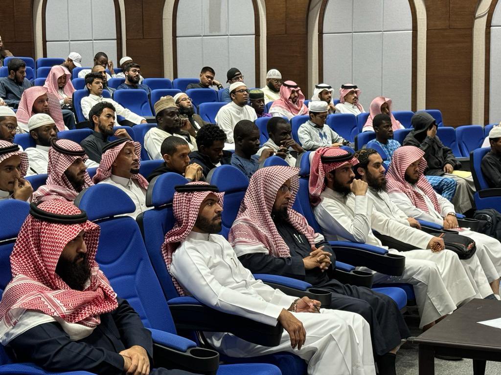 ShariaFaculty's tweet photo. أقامت الكلية صباح اليوم لقاء بعنوان "دور الطالب الجامعي في عمليات الجودة والاعتماد الأكاديمي"
تحدث فيه كل من: 
سعادة عميد الكلية 
د.محمد بن راضي السناني   
وسعادة وكيل الكلية للتطوير والجودة
أ.د.محمد بن سند الشاماني 
وقد حضره جمع لفيف من طلاب الكلية وقيادتها وأعضائها ومنسوبيها. https://t.co/IozKLQsykr