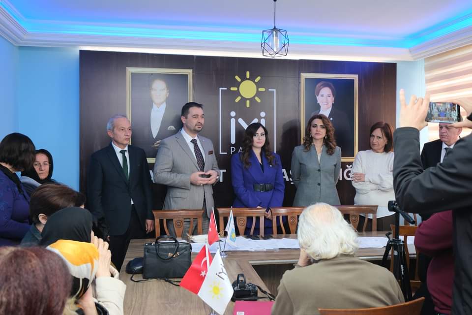 kurtaysenkurt's tweet photo. Bugün Manavgat ilçe başkanlığımızda İl başkanımız Sn. Vahdet Afşin Karacan'ın da katıldığı toplu üye katılımındaydık.
Partimize katılan tüm yol arkadaşlarımıza aramıza hoş geldin diyor bu kutlu yolda, birlikte  nice başarılarla dolu dönemler diliyorum.
Böylesine güzel ve cesur insanların aramıza katılmasına vesile olan kıymetli ilçe başkanımız Esma Kara'ya teşekkür ediyorum.