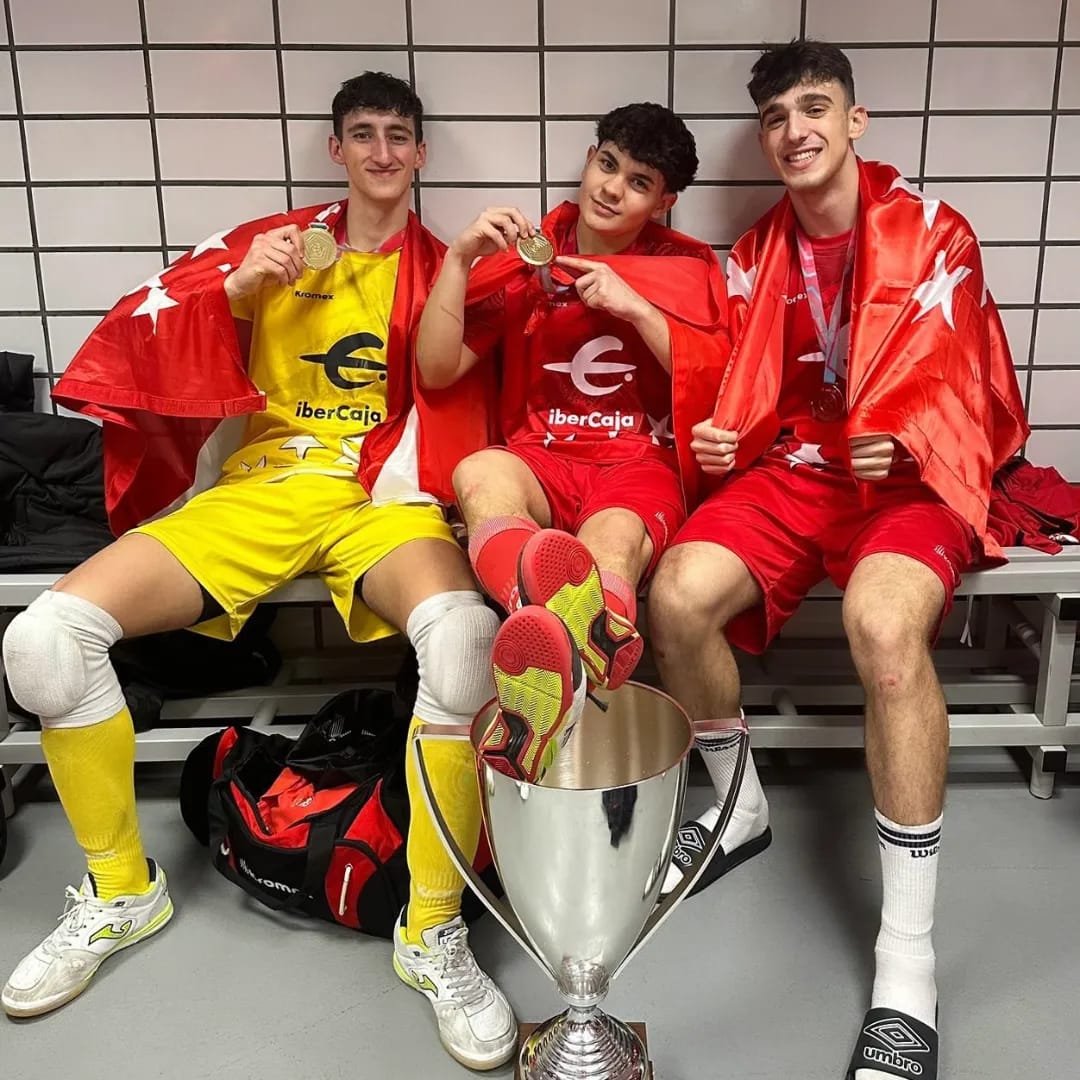juventud_VK's tweet photo. 🏆𝗖𝗔𝗠𝗣𝗘𝗢𝗡𝗘𝗦 𝗗𝗘 𝗘𝗦𝗣𝗔𝗡̃𝗔 𝗦𝗨𝗕 𝟭𝟵🏆

¡Enhorabuena a nuestros campeones!🎉
¡Orgullosos de vosotros!

✅DIEGO TORRES
✅MIGUEL PALACIO
✅JOSÉ ARAGONES

#CAMPEONESDEESPAÑA #JVK https://t.co/76T6W5ofah