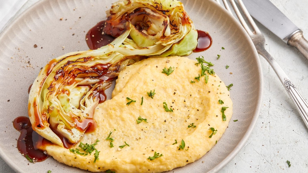 ZentrumGesund's tweet photo. Gebratener Spitzkohl mit cremiger Kartoffel-Polenta
Perfekt für kühle Tage, einfach und nahrhaft. Rezept auf https://t.co/kNahulyjk5
Lernt mehr über veganes Kochen: https://t.co/9f92Z7kl64
#VeganKochen #GesundeRezepte #Spitzkohl #KartoffelPolenta #ZentrumDerGesundheit https://t.co/FOS8aQlfly