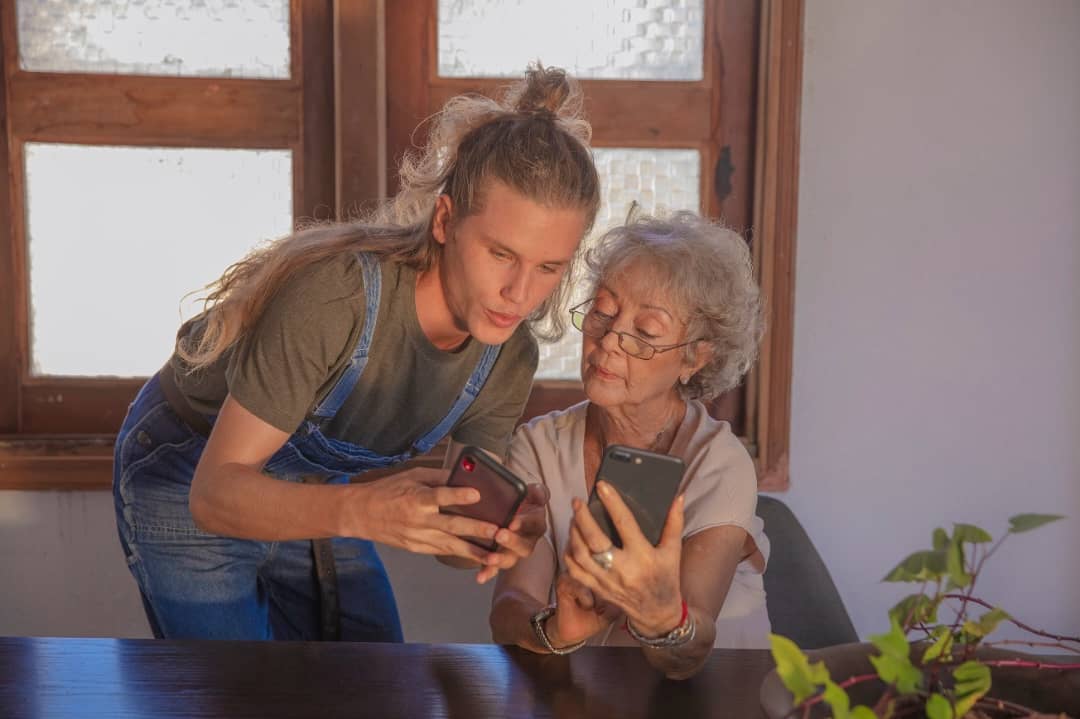 ETECSA_Cuba's tweet photo. El apoyo de los jóvenes 🧒👧 es primordial en el acercamiento de la tercera edad 👴👵a las nuevas tecnologías 📲💻, ampliando así su cultura digital 🖥️ 🛜.
#InclusiónDigital https://t.co/qZqprmRl8Z
