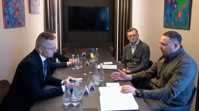All #Ukrainian politics in one photo. What is wrong with it? That's right - the negotiations with Peter #szijjarto the #Hungarian Minister of Foreign Affairs, should be conducted by Minister @DmytroKuleba. But we see @AndriyYermak Again and again.