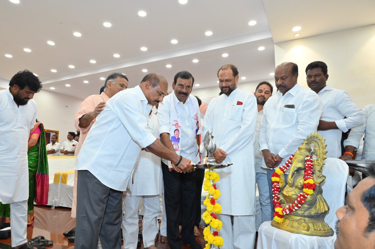 paruchuriJSP's tweet photo. అనకాపల్లి జిల్లా జనసేన శ్రేణుల ఆత్మీయ సమావేశం లో పాల్గొనడం జరిగింది. ఉత్తరాంధ్ర విజయానికి అనకాపల్లి నుండే నాంది పలుకుదాం అని పిలుపునివ్వడం జరిగింది. @JanaSenaParty. #JanaSenaParty #JanasenaTDP #pawankalyan https://t.co/h6VndbQvUj
