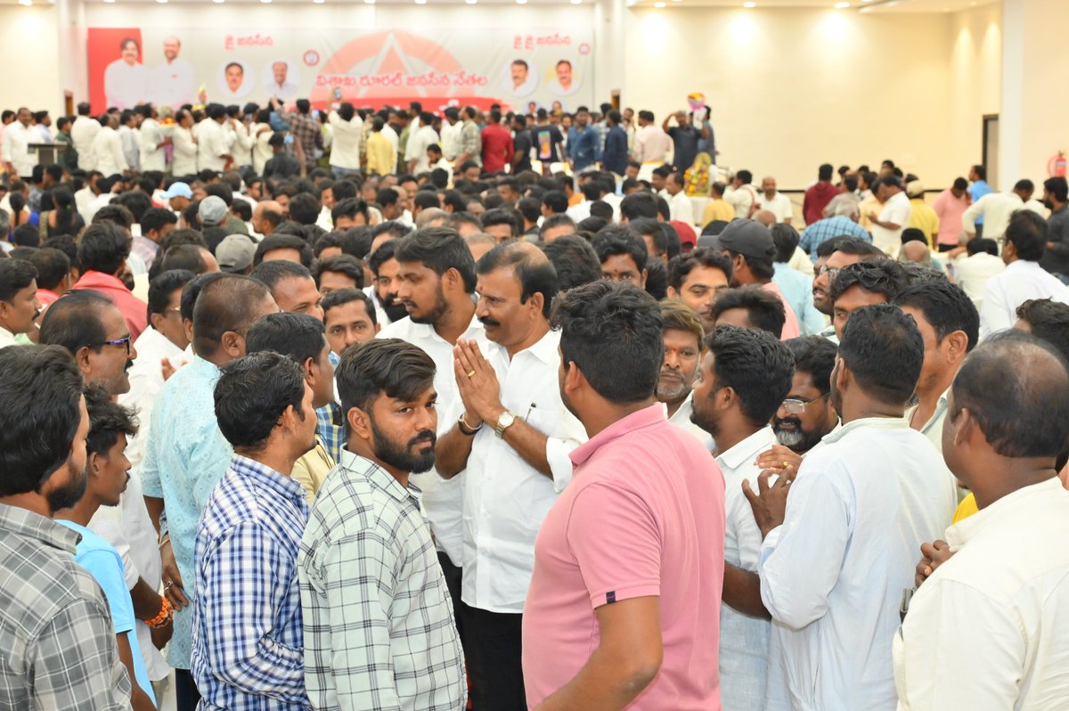 paruchuriJSP's tweet photo. అనకాపల్లి జిల్లా జనసేన శ్రేణుల ఆత్మీయ సమావేశం లో పాల్గొనడం జరిగింది. ఉత్తరాంధ్ర విజయానికి అనకాపల్లి నుండే నాంది పలుకుదాం అని పిలుపునివ్వడం జరిగింది. @JanaSenaParty. #JanaSenaParty #JanasenaTDP #pawankalyan https://t.co/h6VndbQvUj