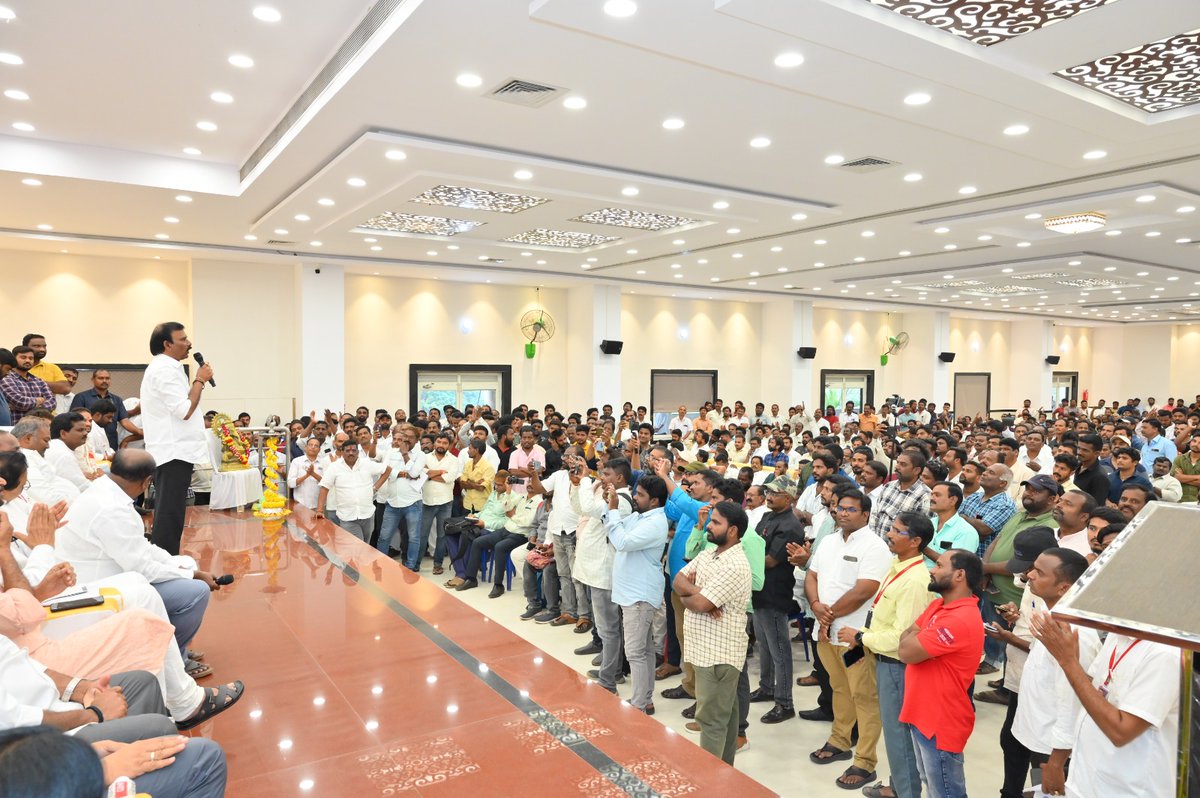 paruchuriJSP's tweet photo. అనకాపల్లి జిల్లా జనసేన శ్రేణుల ఆత్మీయ సమావేశం లో పాల్గొనడం జరిగింది. ఉత్తరాంధ్ర విజయానికి అనకాపల్లి నుండే నాంది పలుకుదాం అని పిలుపునివ్వడం జరిగింది. @JanaSenaParty. #JanaSenaParty #JanasenaTDP #pawankalyan https://t.co/h6VndbQvUj