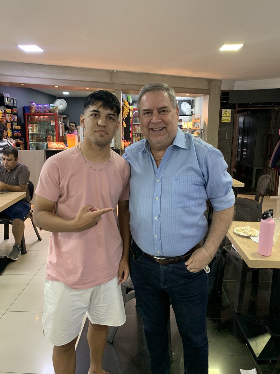 AndresP51081255's tweet photo. Medio sobradorcito de tu parte venir a almorzar en la galería, cuantos locales de asaditos hay sobre las calles de Rodriguez de Francia, una pena, una pena @SingerSports https://t.co/pbZpuZJILQ