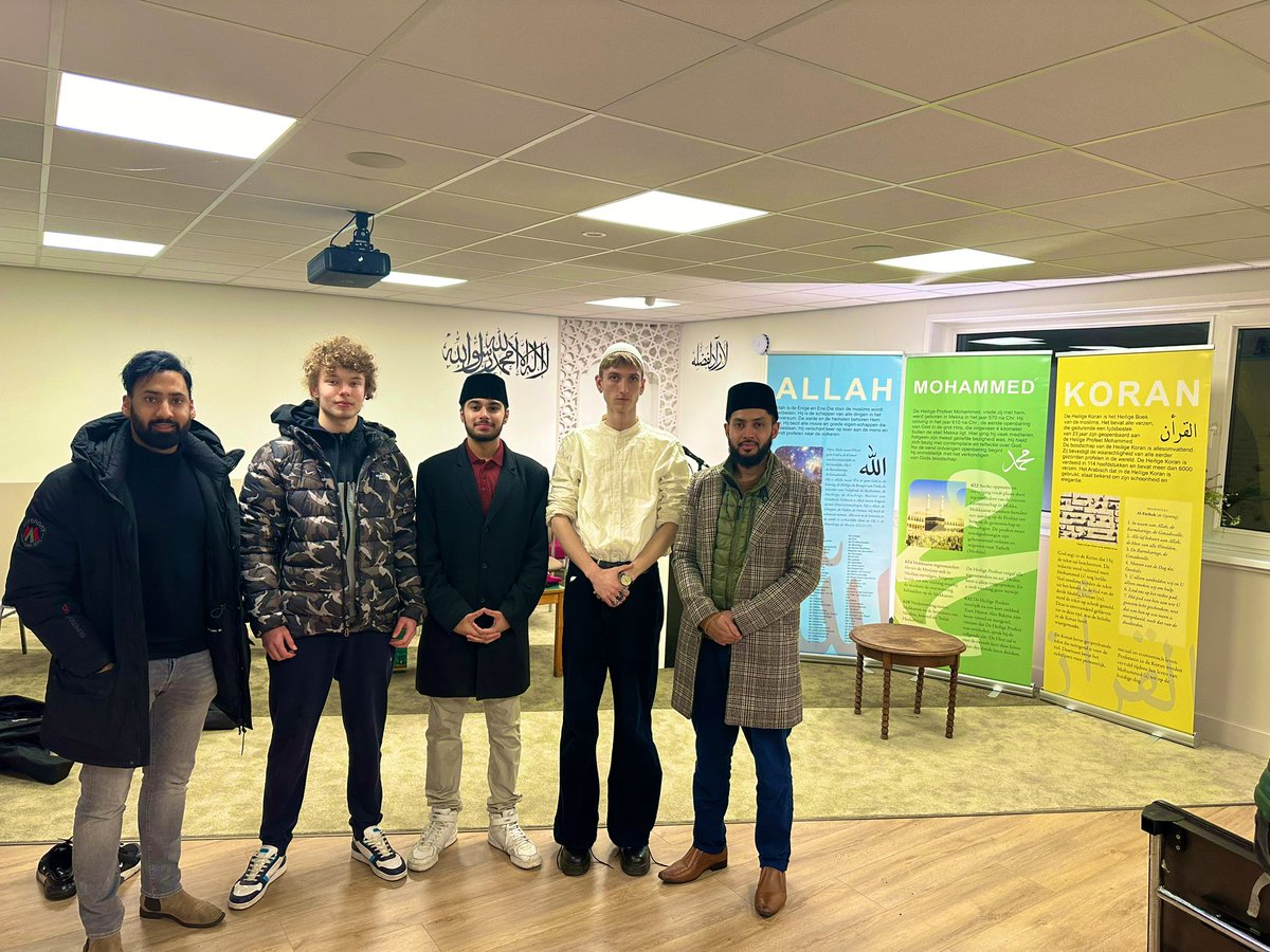 IbrahimAhmed89_'s tweet photo. Het was een gezegend weekend in onze moskeeën in Almere en Amsterdam, waar we onze nieuwjaarsrecepties hielden. Alle gasten ontdekten de historische geschiedenis van onze gemeenschap in Nederland! 🇳🇱

https://t.co/doLwG2w2fU

https://t.co/tbX3GF7ucv

#islam #vrede #Liefde https://t.co/HklqPLAk7S