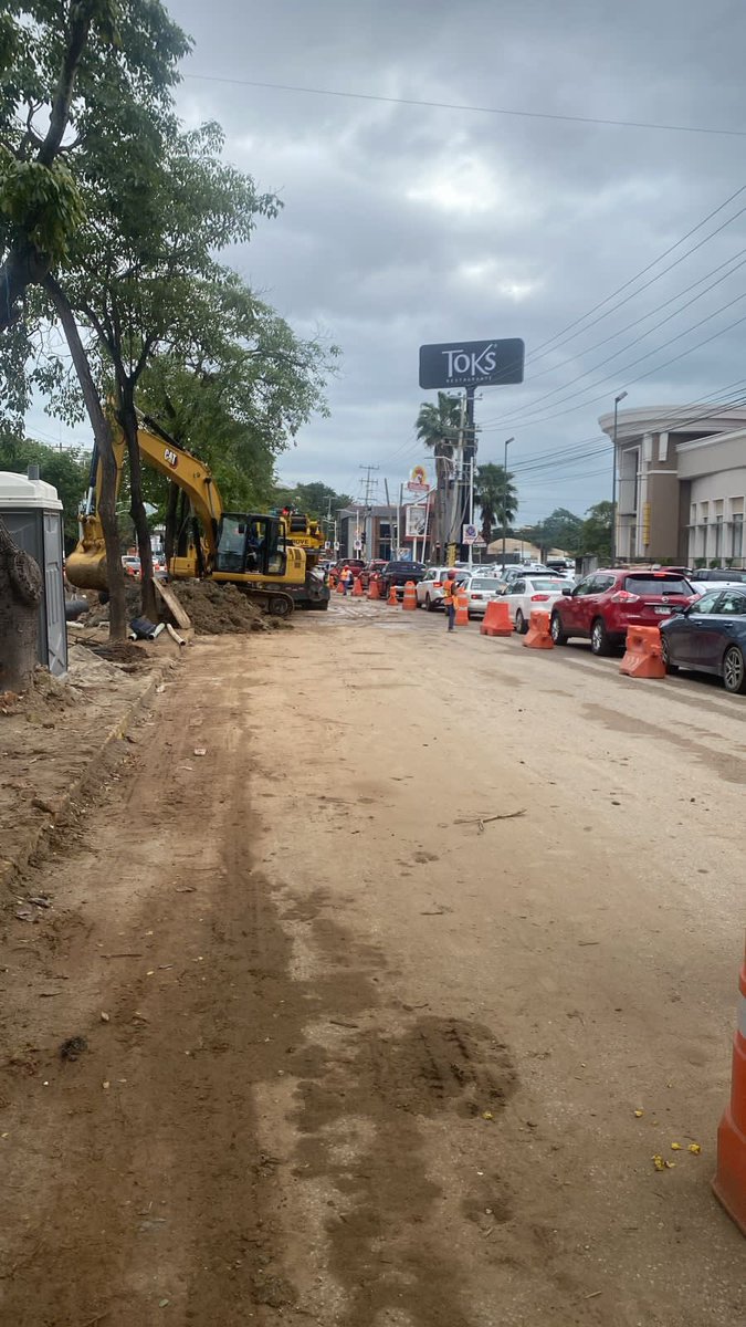🚧Alerta vial:  

Se informa a los automovilistas y residentes que por trabajos en colocación de tubería y líneas complementarias de agua potable y drenaje, en Av. Paseo Usumacinta con dirección al tanque elevado frente al restaurante Toks, se mantiene un carril cerrado.