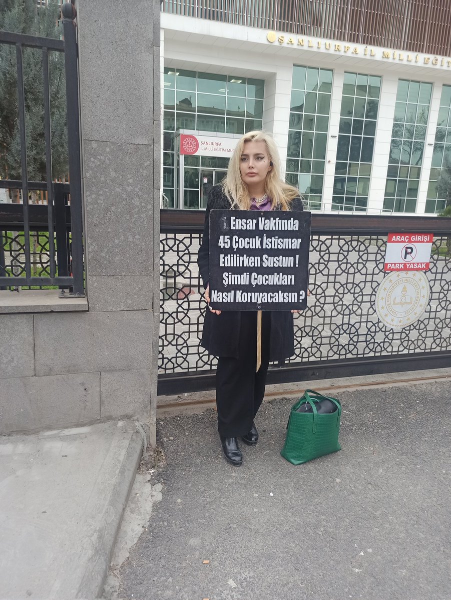 gizeminecetiner's tweet photo. Bugün çocuklarımız için tuttuğumuz Adalet Nöbetinin 127. Günüydü..

Üşümek sadece vücuda têsir etmez bazen ruh da üşür.
#Kamuiscisihakistiyor #ZamGeldi #SeyyanenZam #EmekliyeSeyyanen10BinTL #Liyakatli100BininAyakSesi #MeralAkşener https://t.co/Ia1rYtIw5n