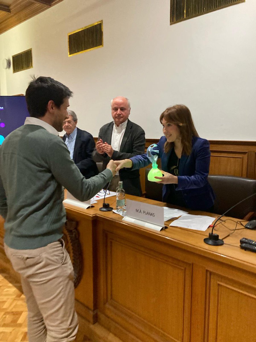 DiputacioGirona's tweet photo. 🏅Participem a la @cambragirona al lliurament de la 3���⃣a edició dels Premis a l'Emprenedoria i la Creativitat de l'Associació Gironina d'Orientació Empresarial (#aGOe). 

✅ La vicepresidenta 2a de la #DdGi, @mangelsplanas, entrega el 1r premi al projecte Nasapp d’@Eurecat_news. https://t.co/lR6Q091237