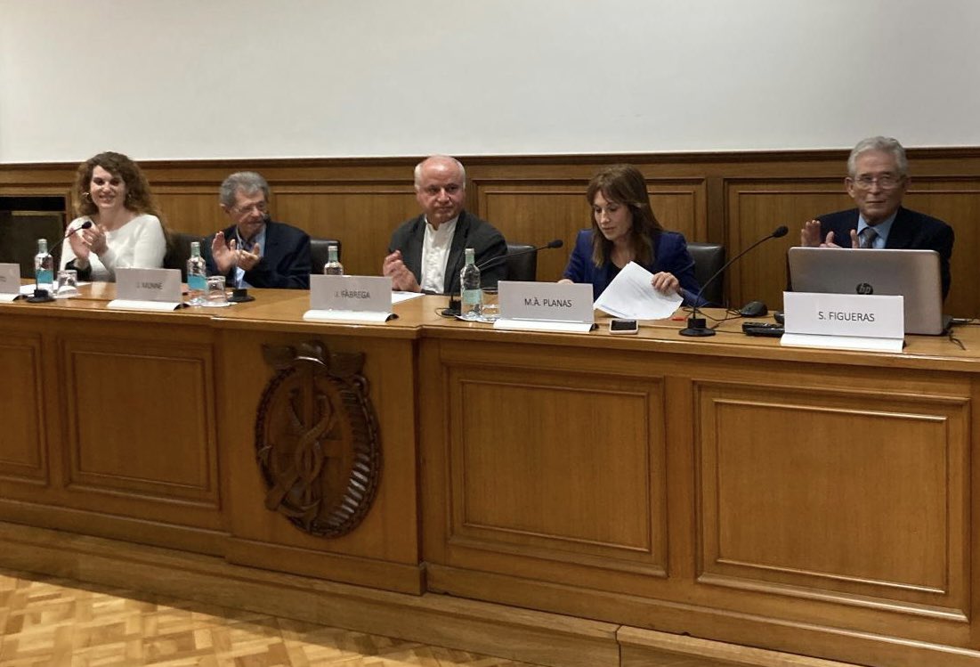 DiputacioGirona's tweet photo. 🏅Participem a la @cambragirona al lliurament de la 3���⃣a edició dels Premis a l'Emprenedoria i la Creativitat de l'Associació Gironina d'Orientació Empresarial (#aGOe). 

✅ La vicepresidenta 2a de la #DdGi, @mangelsplanas, entrega el 1r premi al projecte Nasapp d’@Eurecat_news. https://t.co/lR6Q091237