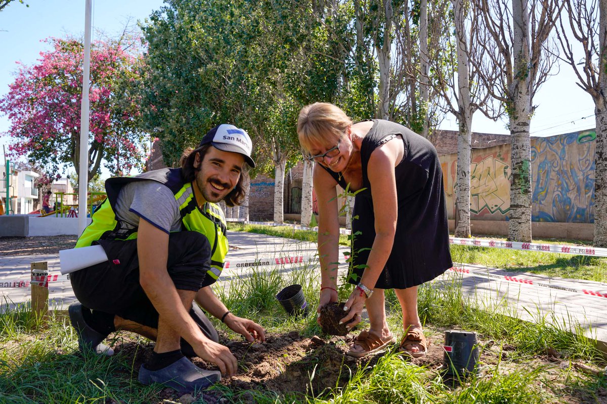 fmoreiraok's tweet photo. Nos llena de alegría ver cuando las vecinas y vecinos se apropian de los espacios públicos, los cuidan y los disfrutan.

En Villa Zagala las familias participaron de una jornada de plantación de árboles en la Plaza Favaloro, que acabamos de renovar por completo. https://t.co/twrSP1TMwP