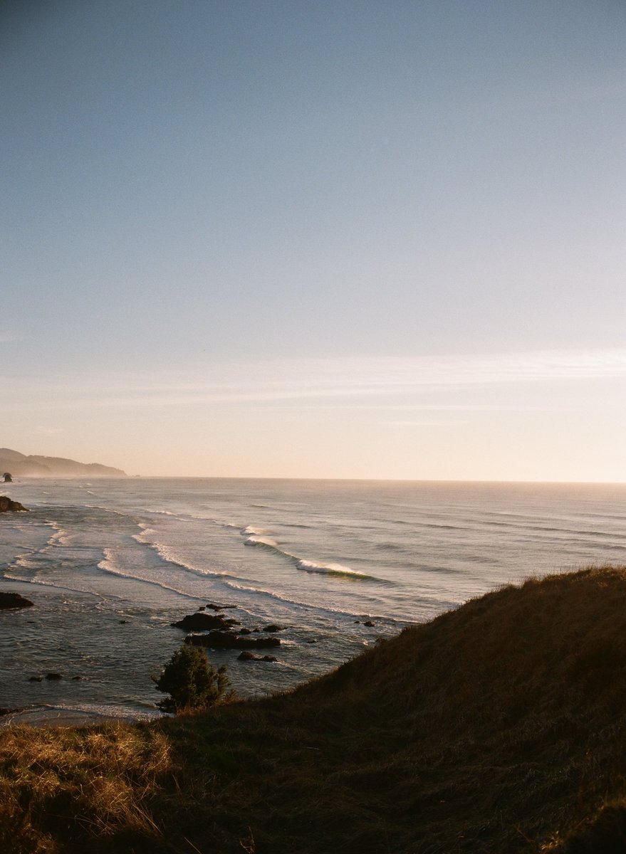 kivraan's tweet photo. Sunset on the Oregon coast 🎞️ https://t.co/VxzhH2Yh4z