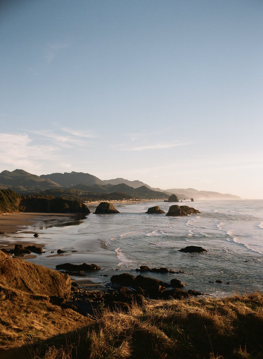 kivraan's tweet photo. Sunset on the Oregon coast 🎞️ https://t.co/VxzhH2Yh4z