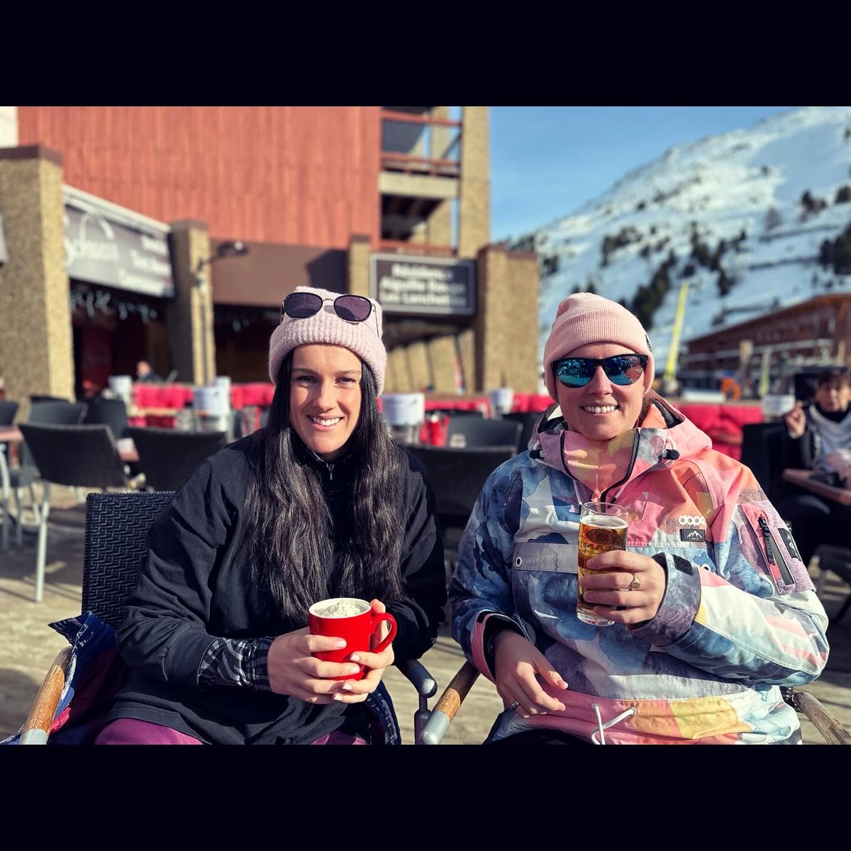 HannahVaughan91's tweet photo. Back in the mountains ❤️🏔️⛷️🍺 #skiing #lesarcs #mountains #apres #dopesnow #reflection https://t.co/Bhu0XVI2l2