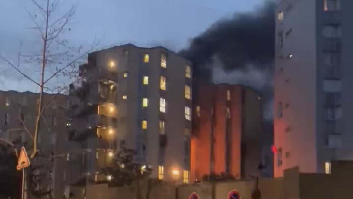 info_Paris_IDF's tweet photo. FLASH - #Montreuil : Un incendie s’est déclaré dimanche soir, au 3e étage du foyer #Adef. 

👉 Deux personnes ont particulièrement souffert de l’inhalation des #fumées, six autres étant été plus légèrement incommodées. (Lp) #SeineSaintDenis https://t.co/pram8xfprN