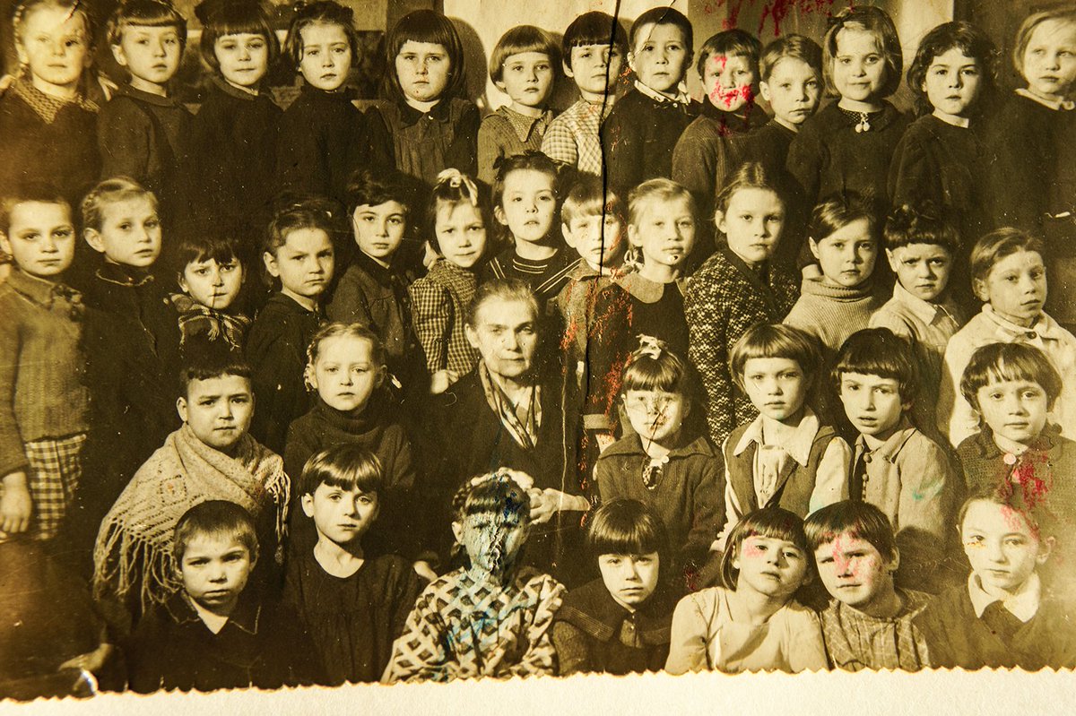 Edvvard1's tweet image. 27 января 2024 года исполнилось 80 лет со дня полного освобождения Ленинграда от фашистской блокады, которая продлилась 872 дня. 
 
На фото школьницы, в том числе моя жена, которые пережили блокаду и в 1947 году учились в первом классе в школе № 280 города Ленинграда.